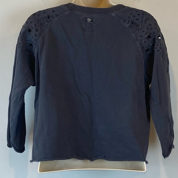 Billabong Embroidered laser cut Eyelet Shoulder Cutoff Terry Crop Top Small Gray - Picture 4 of 7